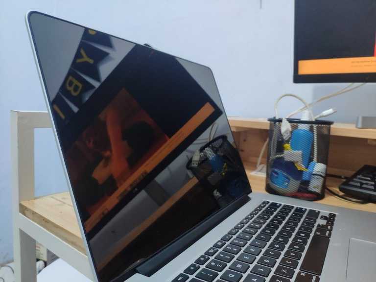 Hasil Pemasangan Screen Protector untuk Melindungi Staingate Pada Macbook