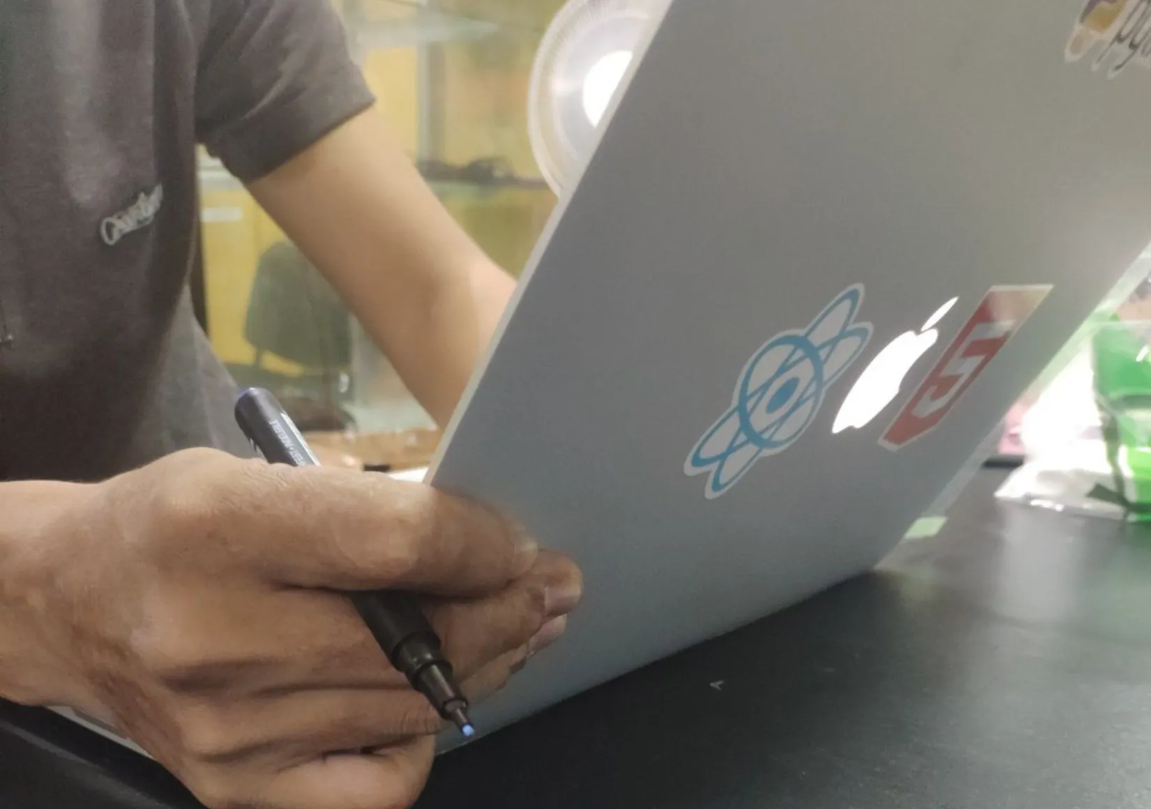 Pemasangan Screen Protector di Macbook