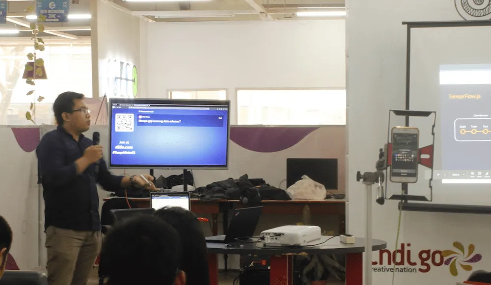 Rakha Asyrofidi Event bulanan komunitas SurabayaJS 