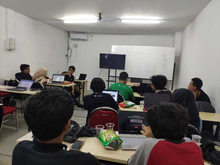 Pengurus komunitas surabayadev sedang dibimbing belajar
